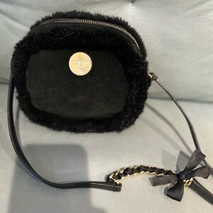 UGG Quinn Box Zip crossbody bag EUC